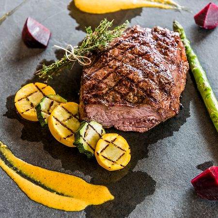 홀리데이 인 쿠쿠타 호텔 외부 사진 A steak prepared with vegetables