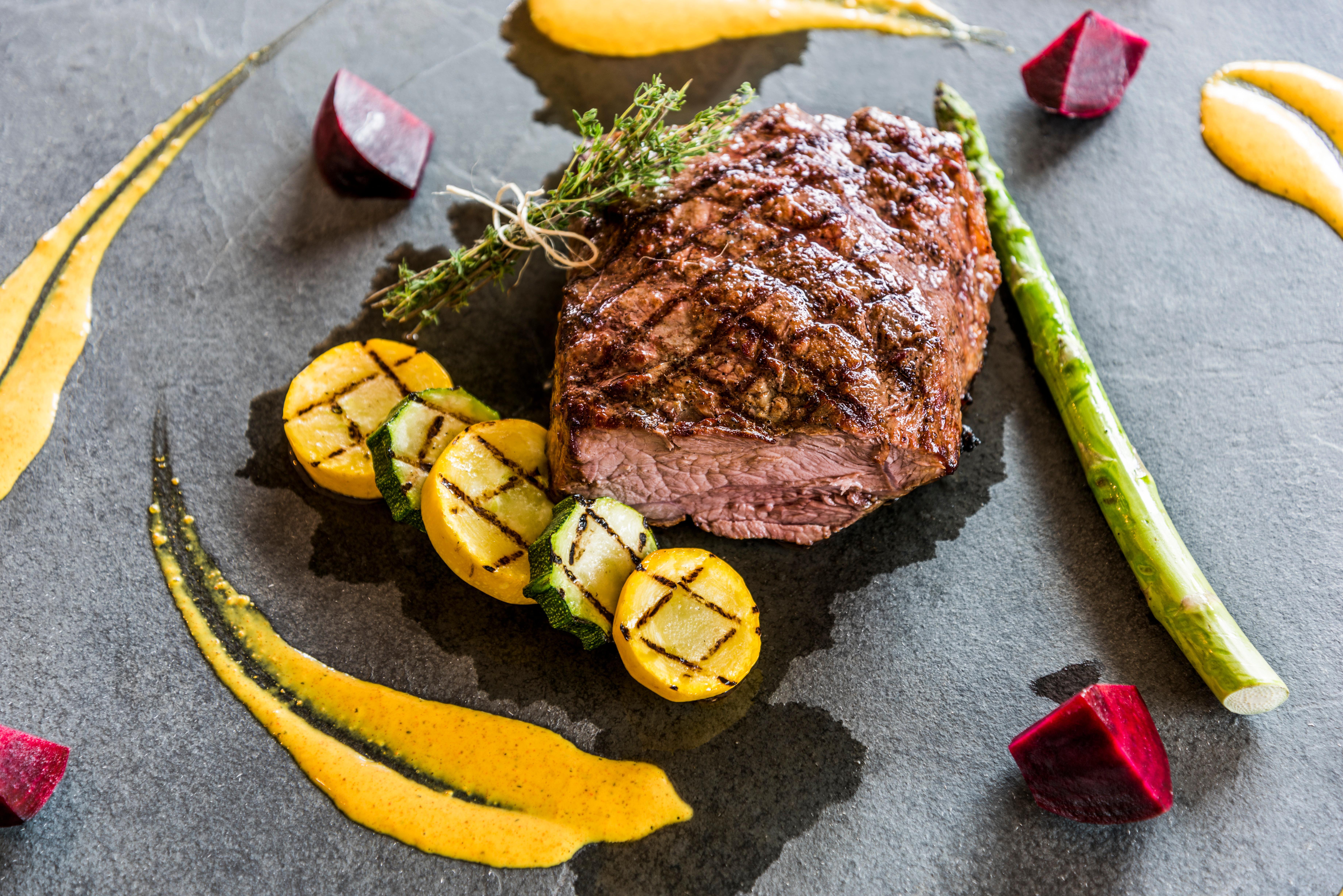 홀리데이 인 쿠쿠타 호텔 외부 사진 A steak prepared with vegetables