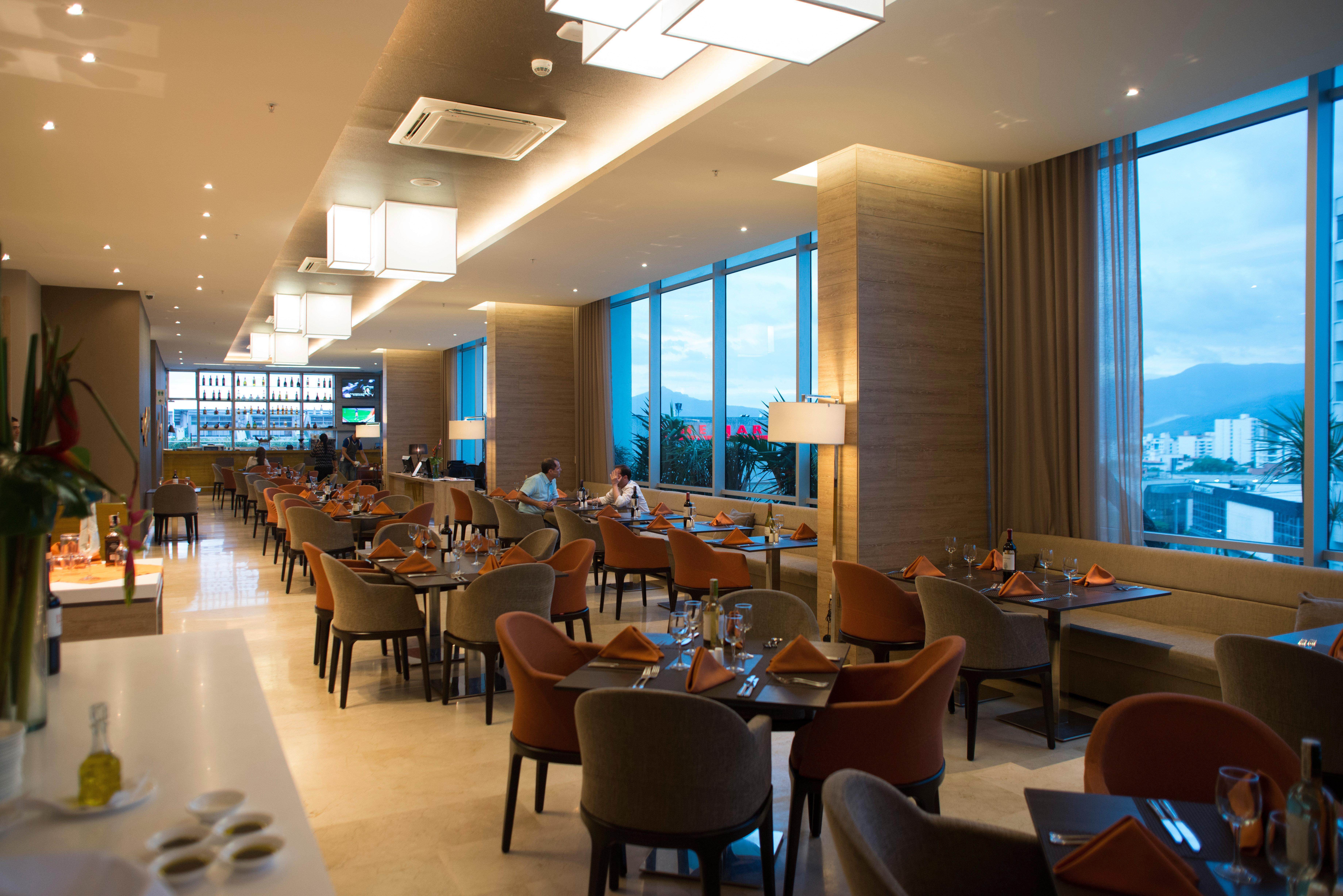 홀리데이 인 쿠쿠타 호텔 외부 사진 The Club Lounge at Hong Kong International Airport