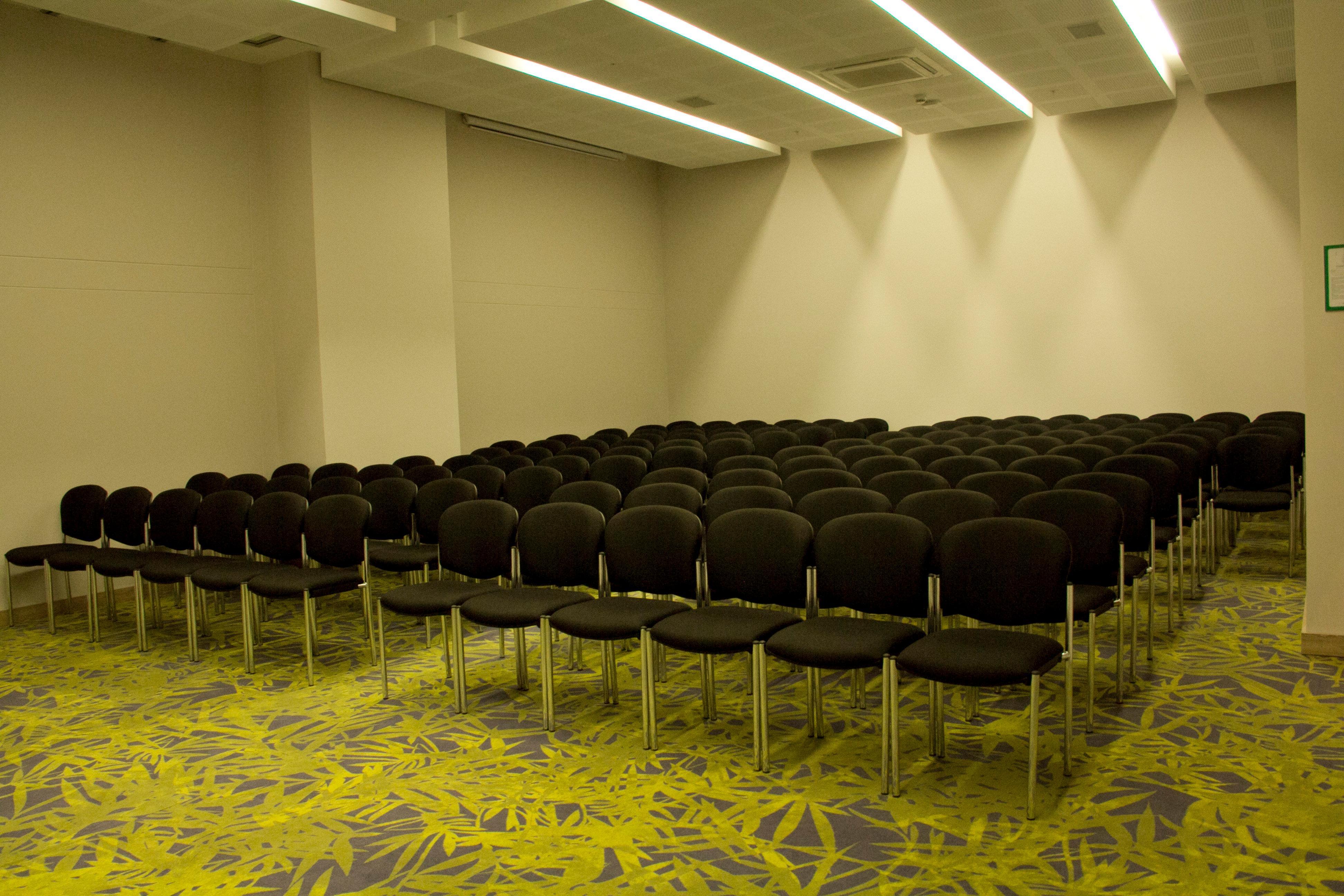홀리데이 인 쿠쿠타 호텔 외부 사진 A typical conference room
