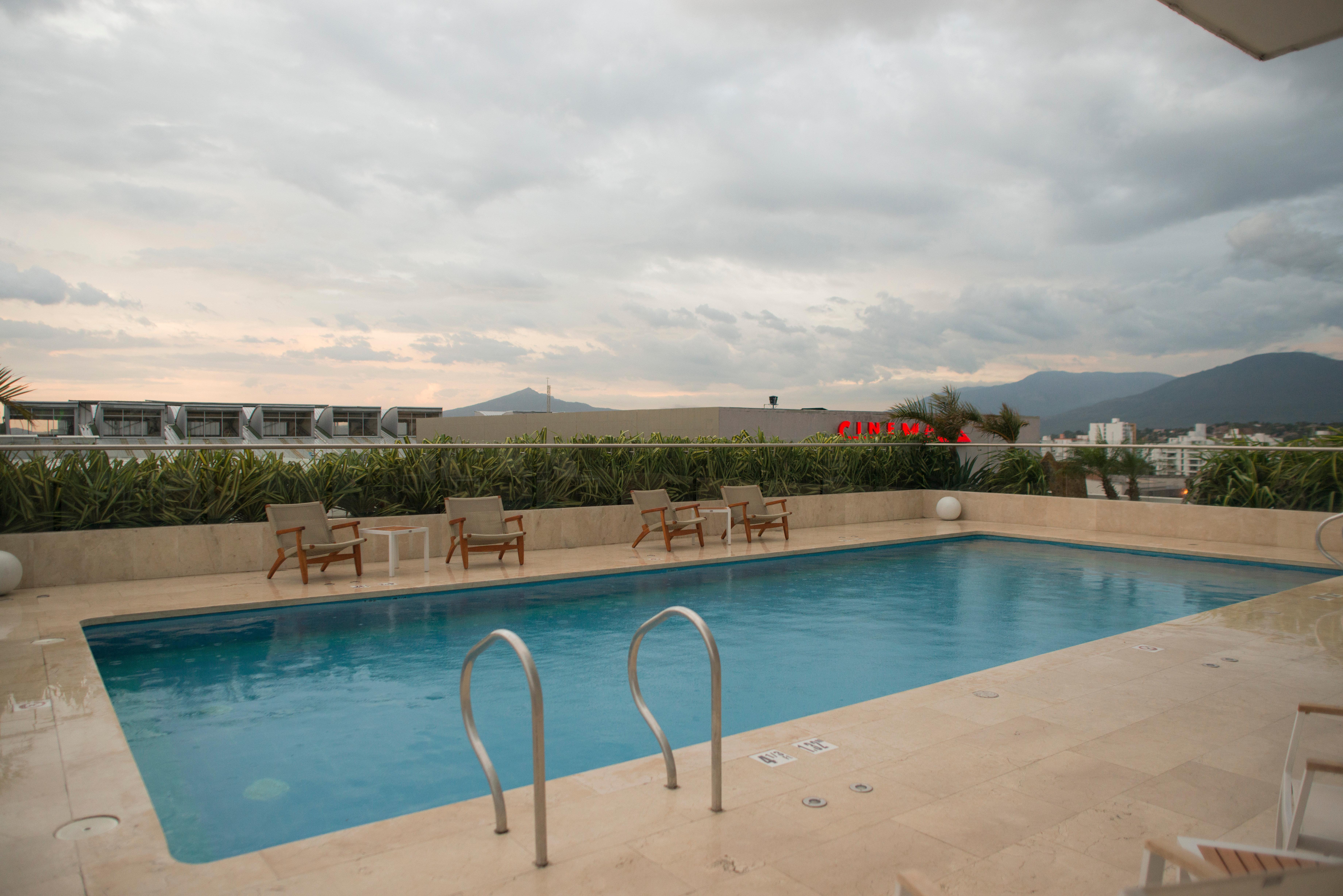 홀리데이 인 쿠쿠타 호텔 외부 사진 A rooftop pool in Athens, Greece