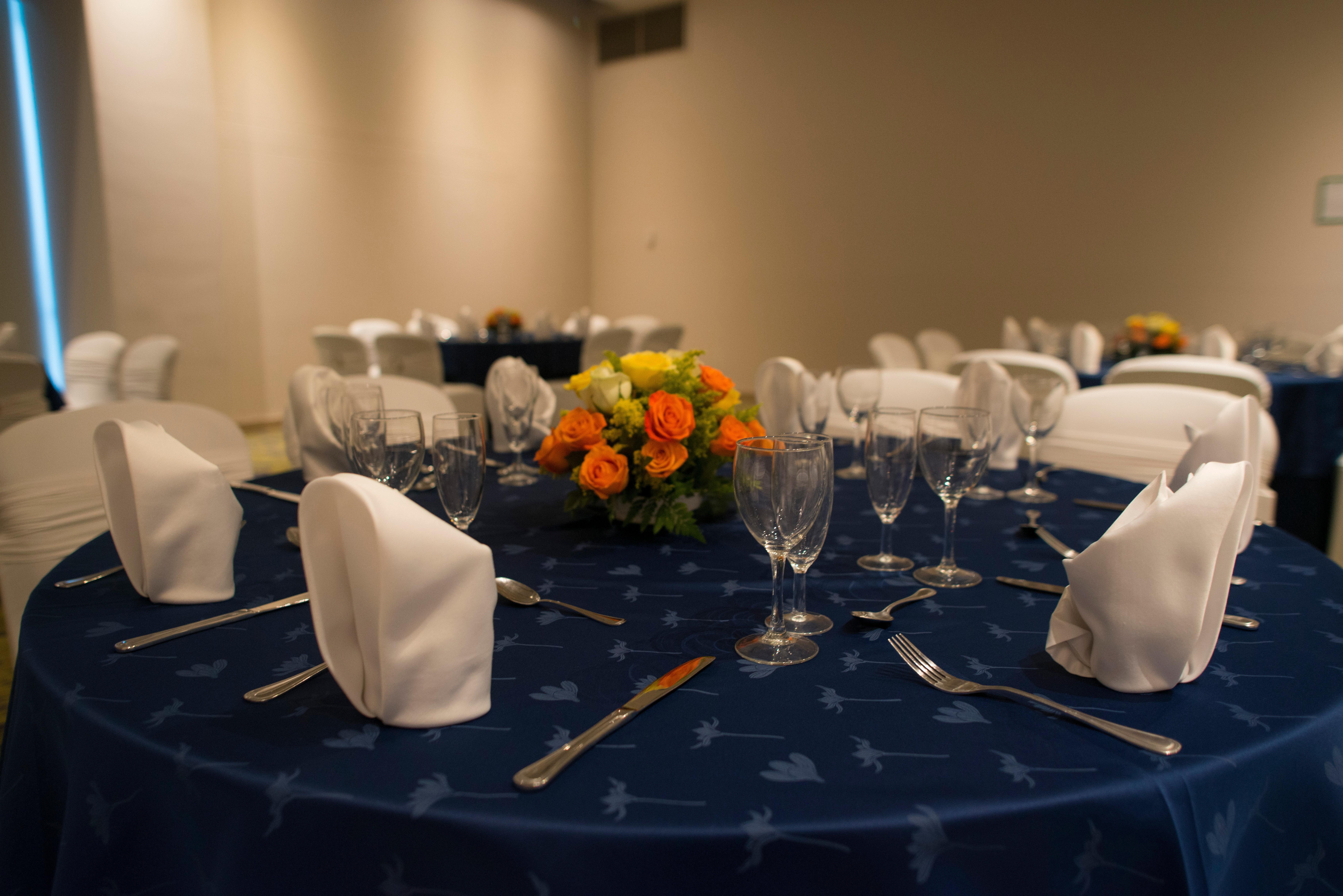 홀리데이 인 쿠쿠타 호텔 외부 사진 A table set for a formal dinner