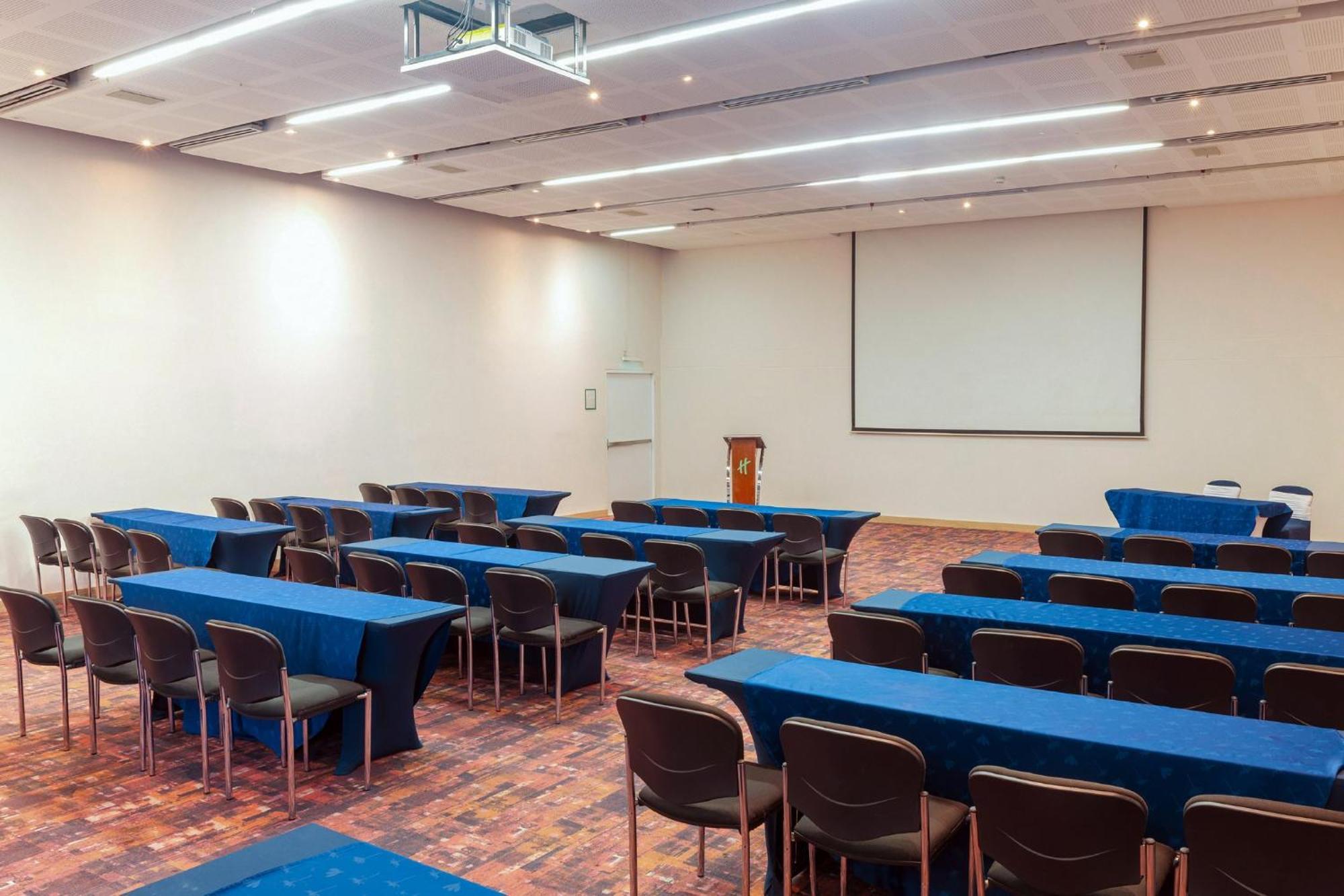 홀리데이 인 쿠쿠타 호텔 외부 사진 A typical classroom layout