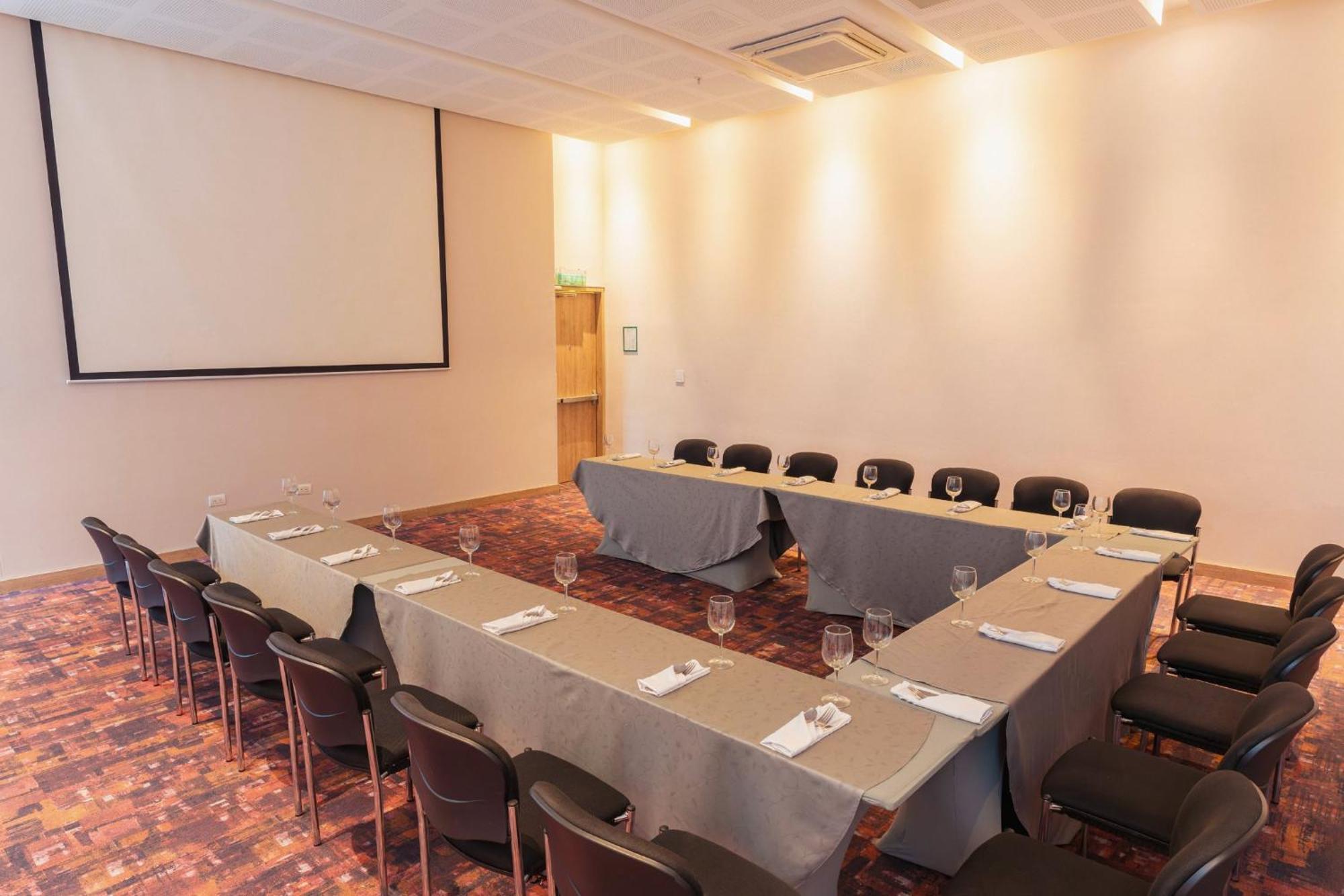 홀리데이 인 쿠쿠타 호텔 외부 사진 Meeting room
