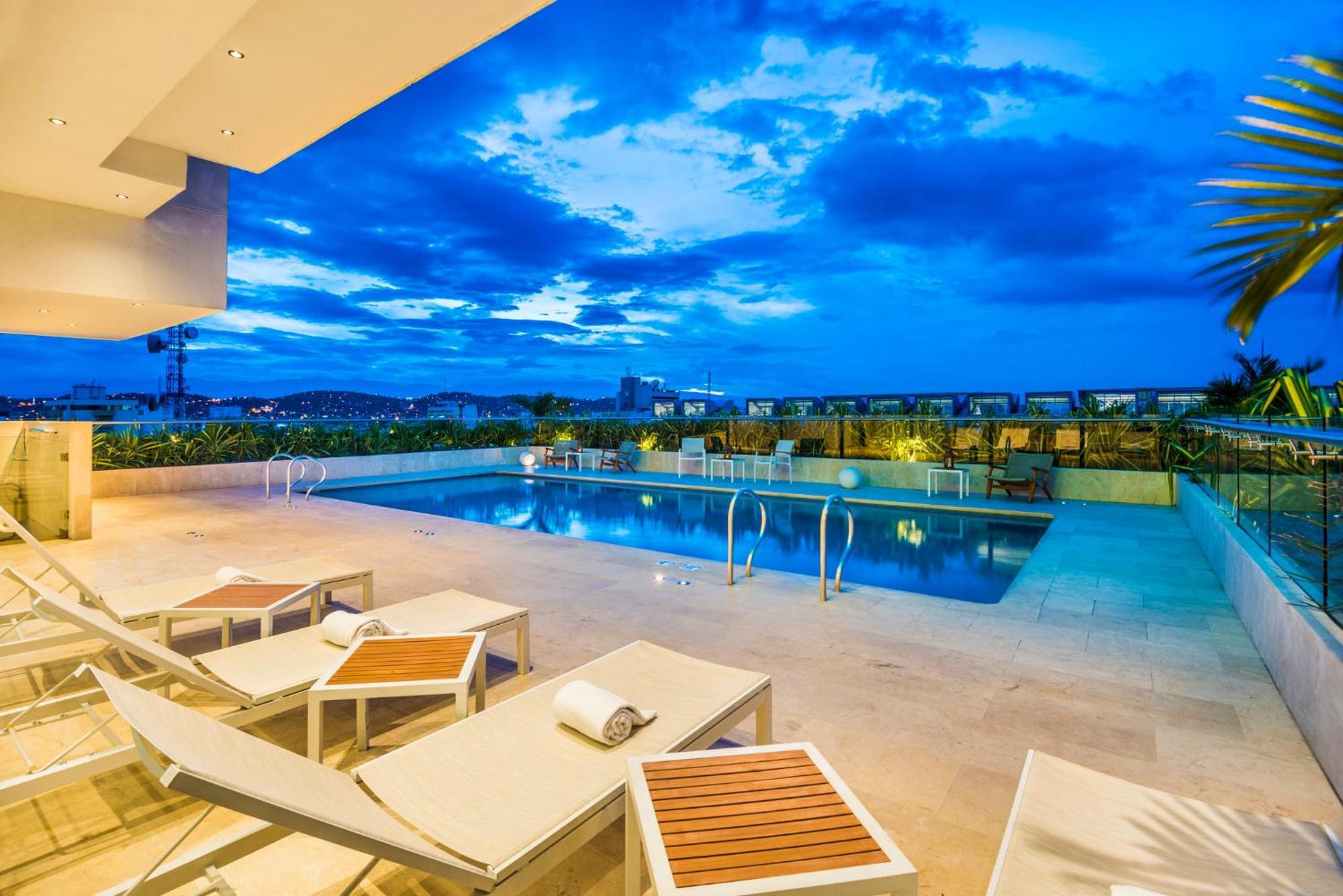 홀리데이 인 쿠쿠타 호텔 외부 사진 Rooftop pool at the hotel